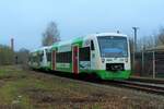 VT 302 und VT 303 (hier im Vordergrund) der Erfurter Bahn (EB) am grauen Vormittag des 19.4.2021 bei der Ausfahrt vom Oberen Bahnhof Pößneck in Richtung Saalfeld (Saale).