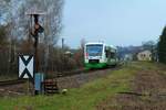 VT 335 der Erfurter Bahn (EB) am 19.4.2021 bei der Einfahrt zum Oberen Bahnhof in Pößneck. Der Zug war auf dem Weg von Saalfeld/Saale nach Leipzig.