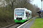 VT 302, getauft auf den Namen  Stadt Zeitz , der Erfurter Bahn (EB) am Nachmittag des 19.4.2021 bei der Durchfahrt durch den Bahnhof Oppurg in Richtung Leipzig. Da es sich um einen RE handelt, wird in Oppurg nicht gehalten.