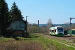 VT 328 der Erfurter Bahn (EB) am 21.4.2021 bei der Einfahrt zum oberen Bahnhof in Pößneck.