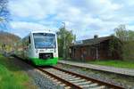 VT 312 zusammen mit VT 332 der EB (Erfurter Bahn) am 22.4.2021 am Haltepunkt Freienorla.