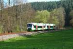 VT 324 zusammen mit VT 306 ( Weimar, Kulturstadt Europas ) der EB (Erfurter Bahn) am 22.4.2021 zwischen Langenorla und Freienorla.