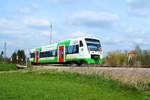 VT 312 der Erfurter Bahn (EB) am 24.4.2021 am Bahnübergang Köstitz kurz vor dem Erreichen des unteren Bahnhofs von Pößneck.