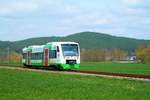 VT 312 der Erfurter Bahn (EB) am 24.4.2021 am Bahnübergang Schweinitz auf dem Weg vom Unteren Bahnhof Pößneck nach Kleindembach (Haltestelle Langeorla Ost).