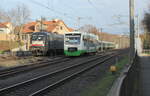 NeS 182 595 mit dem FLX 1241 von Berlin Hbf (tief) nach Stuttgart Hbf und der STB VT 130 als RB 81277 (Erfurt Hbf - Meiningen), am 02.01.2023 auf Parallelfahrt in Erfurt-Bischleben.