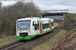 VT 305 (Otto-Dix-Stadt Gera) der Erfurter Bahn (EB) als  Beifang  am Nachmittag des 24.2.2023 zwischen Pößneck und Oppurg.