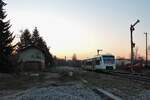 Im Sonnenuntergang des 1.3.2023 verlässt der VT321 der Erfurter Bahn (EB) als RE12 (Leipzig Hbf-Saalfeld/Saale) den oberen Bahnhof von Pößneck in Richtung Zielbahnhof Saalfeld.