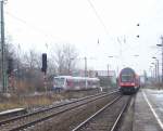 MRB VT kommt gerade aus Richtung Borna und RB mit 143 fhrt nach Altenburg in Neukieritzsch 14.12.2009