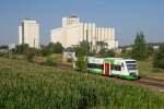 VT 310 der  Elster -Saale-Bahn  vor der Kulisse des HaGeVa Mischfutterwerkes in Niederpllnitz.(25.7.2012,KBS 555)