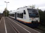 Am 06.10.12 ist der Regio Shuttle VT 521 der Ortenau-S-Bahn auf der Strecke Achern-Ottenhfen im Einsatz.Hier steht er am Nachmittag im Bahnhof von Achern.