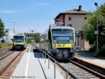 Blick nach Osten auf die Zugkreuzung in Rehau am 19.6.12: Vorne der agilis-VT 718 und hinten VT 733.