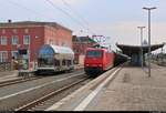 Kesselzug mit 145 092-3 der Beacon Rail Leasing Ltd., vermietet an die HSL Logistik GmbH, durchfährt Dessau Hbf auf Gleis 2 in nördlicher Richtung, vorbei an 670 003-2  Fürstin Louise 