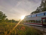 Alma aka 670 002 in der Abendsonne stehend am Parkplatz vor Ferropolis. Am 16. und 17.08.2019 pendelte Alma zwischen Parkplatz, Zeltplatz und Ferropolis für ein Autoevent.