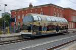 670 004-0  Frst Franz  von der Dessauer Verkehrs- und Eisenbahngesellschaft mbH (DVE), auf dem Weg nach Wrlitz, steht abfahrt bereit auf Gleis 1 in Dessau.