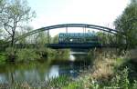 farblich gut getarnt passiert DVE 670 003-2   Frstin Louise   als DWE 81188 Wrlitz - Dessau die Brcke ber den Scholitzer See, KBS 257 Wrlitz - Dessau, fotografiert bei Dessau-Mildensee am 25.04.2012