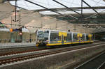 Am 3. Dezember 2008 konnte ich im Bahnhof Leipzig / Halle Flughafen diese interessante Fuhre der Burgenlandbahn ablichten.
Bei dem führenden Fahrzeug handelt es sich um 672 903.