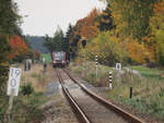 LVT-S 672 920 der HANS beim Halt in Wutike, innerhalb der herbstlichen Prignitz.