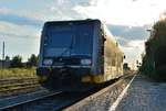 762 910 wartet im Bahnhof Querfurt und genießt die ersten SOnnenstrahlen des Tages.