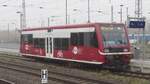 672 919 der Hanseatischen Eisenbahn GmbH bei Nebel am 16.11.2022 in Stendal Hbf vor der Fahrt nach Tangermünde, fotografiert vom Bahnsteig 1.