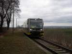 Thringen 2005 - Hier fahren heute keine Zge mehr! VT 3.11 der ehemaligen Karsdorfer Eisenbahngesellschaft kommt am 07.01.2005 aus Artern gefahren und will uns nach Roleben bringen.