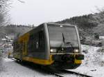 LVT-S 672 918 der Burgenlandbahn im winterlich verscheiten Stolberg im Sdharz.
Am Montagmorgen des 26.11.2007 steht er in Stolberg um als RB26339 um 9:28 eine Gruppe niederlndischer Wanderer, einige rtliche Reisende und mich nach Berga-Kelbra zu bringen. Inzwischen ist dies schon historisch, da seit dem fahrplanwechsel im Dezember 2007 auf dieser Strecke nur noch an Wochenenden Personenverkehr stattfindet. 