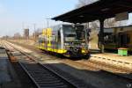 672 909 wartet am 26.3.2010 in Teuchern auf Fahrgste. Ziel des aus Weienfels kommenden Zuges ist Zeitz. Auf dem Nachbargleis steht der Gegenzug.