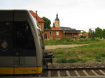 Burgenlandbahn 672 913 als RB 34886 (Naumburg (S) Ost - Nebra), am 21.05.2016 beim Halt in Laucha (U).