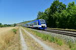 Aus Richtung Retzbach-Zellingen kommt ein BRB Triebwagenzug der aus den Triebwagen VT 321, 324 und 322 besteht und ist hier in Thüngersheim zusehen.19.7.2022