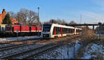 Vorbei an 298 135-5 und 202 364-6 rauschen 1648 906-3 und 1648 436-1 (Alstom Coradia LINT 41) aus dem winterlichen Aschersleben.

🧰 Abellio Rail Mitteldeutschland GmbH
🚝 RE 75714 (RE4) Halle(Saale)Hbf–Goslar
🕓 8.1.2024 | 14:37 Uhr