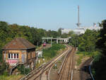 Der VT 795 396 der Berliner Eisenbahnfreunde (BEF) war im Rahmen einer Sonderfahrt auf der Berliner Ringbahn unterwegs, hier kurz vor dem Passieren des Bahnhofs  Halensee .
Links ist die Verbindungskurve Rtg. Grunewald/Seddin, rechts die S-Bahn-Verbindungskurve Rtg. Charlottenburg. Geradezu im Hintergrund das Messegelände mit dem Funkturm.

Berin, der 16.09.2023