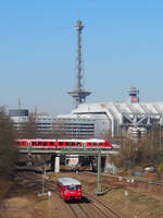 VT 172 001 mit Beiwagen 006 fuhr vom Gesundbrunnen via Innenring Richtung Osten. 
Im Hintergrund ein Lint41 auf dem RE6  Prignitz-Express  Richtung Charlottenburg und der Messeturm. 

Aufgenommen vom Ku'Damm/S-Bahn Halensee.

Berlin, der 20.03.2025