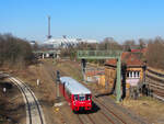 VT 172 001 mit Beiwagen 006 fuhr vom Gesundbrunnen via Innenring Richtung Osten. 
Im Hintergrund ein Lint41 auf dem RE6  Prignitz-Express  Richtung Charlottenburg und der Messeturm. 

Aufgenommen vom Ku'Damm/S-Bahn Halensee.

Berlin, der 20.03.2025
