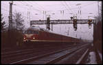 Bei Regenwetter ist hier VT 08520 am 17.11.1990 um 14.15 Uhr in Osnabrück - Neustadt in Richtung Münster unterwegs.