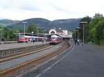 18.08.07, Links steht VT 08 kurz vor der Abfahrt nach Braunschweig Hbf, der allerdings noch auf die Abfahrt des rechts stehenhenden RE nach Hannover Hbf warten muss.