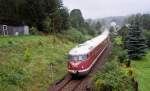 ...habe mal in der Schlechtwetterzeit ein lteres Foto rausgekramt was es sich zu zeigen lohnt. Am 11.8. 2007 fuhr auf der  Erzgebirgischen Aussichtsbahn  der Sonderzug  Fuball-Weltmeister 1954  durch die schne Landschaft, hier kurz nach der Ausfahrt in Markersbach. Hoffe es gefllt...