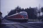 Es wurde schon arg dunkel und höchste Zeit, um noch VT 08520 am Bü in Lotte Halen am 11.4.1987 um 19.14 Uhr in Richtung Osnabrück  auf die Platte  zu kriegen.