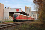 Das  Stuttgarter Rössle  VT 12 506/507 war am 27.11.2022 auf der Madonnenlandbahn unterwegs. Der Sonderzug zum Amorbacher Weihnachtsmarkt ist hier beim Rangieren in Amorbach zu sehen.