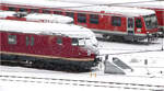 Unterschiedliches Rot im Weißen -     Abgestellte Dieseltriebwagen am Ulmer Hauptbahnhof.