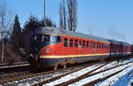 Nachschuss auf einen zweiteiligen 612, der im Februar 1985 in Bad Gandersheim einfährt.