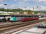 Die 186 234 abgestellt und der 798 706 bei einer Rangierfahrt am 13.05.2017 im Passauer Hbf.