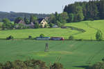 Der Schienenbus der Wisentatalbahn hat auf dem Weg nach Schleiz West das Städtchen Mühtroff verlassen und passiert gerade den Schafhof.