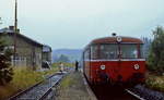 Stillgelegte Nebenbahnen in der Oberfalz: An einem verregneten Julitag 1985 hält ein 798 auf dem Weg von Neustadt (Waldnaab) nach Floß im Bahnhof Störnstein.