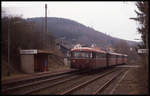 Eine vierteilige Schienenbus Einheit, an der Spitze fährt 796744, ist hält hier am 10.3.1993 auf dem Weg nach Dillenburg um 15.30 Uhr in Sassenroth.