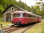 12.09.2007 Rodachtalbahn, vor dem Lokschuppen in Nordhalben steht die Schienenbus-Garnitur 798 731 und 998 744 des Vereins. Die von Kronach hierher führende Strecke ist vom Netz abgeschnitten. Der kleine Zug verkehrt an Wochenenden zwischen Steinwiesen und Nordhalben.  Mittlerweile ist die Gleisanlage durch eine zum Lokschuppen führende Verbindung ergänzt. 