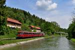 Ein Vierteljahrhundert nach dem Ende der planmäßigen Einsätze auf der Traun-Alz-Bahn konnte man im Rahmen des Jubiläums 25 Jahre Linienstern Mühldorf nochmal einen Schienenbus zwischen Garching und Trostberg erleben. Am Vormittag des 25. Mai 2019 verschlechterte sich das Wetter leider rapide, bei der Durchfahrt des 798 706 der Passauer Eisenbahnfreunde ermöglichte glücklicherweise eine Lücke in der Wolkendecke bei Trostberg ein Sonnenbild der für diese Gegend lange Zeit charakteristischen Fahrzeuge. 