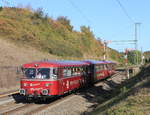 Am 29.09.2018 fährt das 798er-Trio  Roter Flitzer  im Zuge einer Sonderfahrt von Wackershofen nach Kornwestheim durch den Bahnhof Fichtenberg.