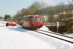 Am 08. Januar 1995 hat der Schienenbus 798 766 den Bahnhof Waging am See soeben verlassen und begibt sich jetzt auf die Reise ins nahe Traunstein.