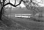 Der ursprünglich dreiteilige VT 54 verkehrte bisweilen auch ohne seinen Mittelwagen, so wie hier am 3.4.1981 bei Schenksolz.