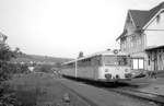 Im Juli 1978 präsentiert sich die dreiteilge Garnitur VT54+VM56+VS55 in Philippsthal.
Man sieht, ein Bahnhof in dem das Streckengleis stumpf endet, ist keine Erfindung der  modernen Bahn . 