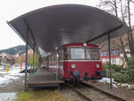 Schienenbus 998 094-7 der ehemaligen Schiltachlinie nach Schramberg ausgestellt als Denkmal am Bahnhof Schiltach, 23.01.2021.